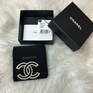 Chanel gold/crystal broach excellent condition included pouch and box